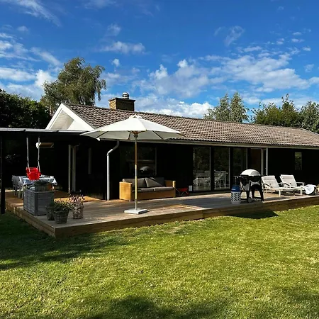 Newly Renovated Near Vejby 度假居 Holloselund